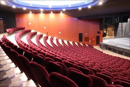 Représentation par la compagnie des Assoiffés d’Azur au théâtre Pierre Barouth Aux Herbiers